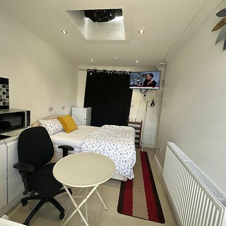 Luxury Ensuite Studio In Crayford Dartford Bexley London With Full Kitchen And Side Garden Alleyway Entrance Erith Zewnętrze zdjęcie