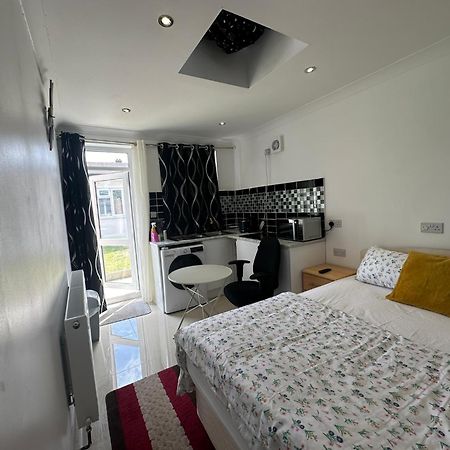 Luxury Ensuite Studio In Crayford Dartford Bexley London With Full Kitchen And Side Garden Alleyway Entrance Erith Zewnętrze zdjęcie