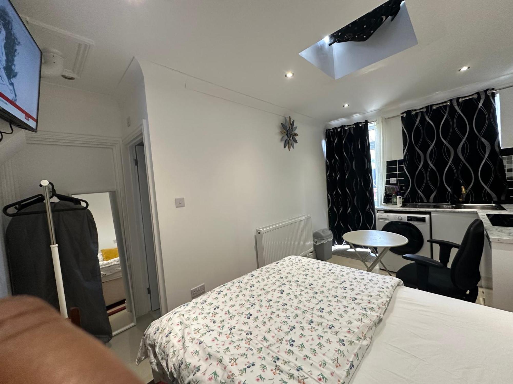 Luxury Ensuite Studio In Crayford Dartford Bexley London With Full Kitchen And Side Garden Alleyway Entrance Erith Zewnętrze zdjęcie