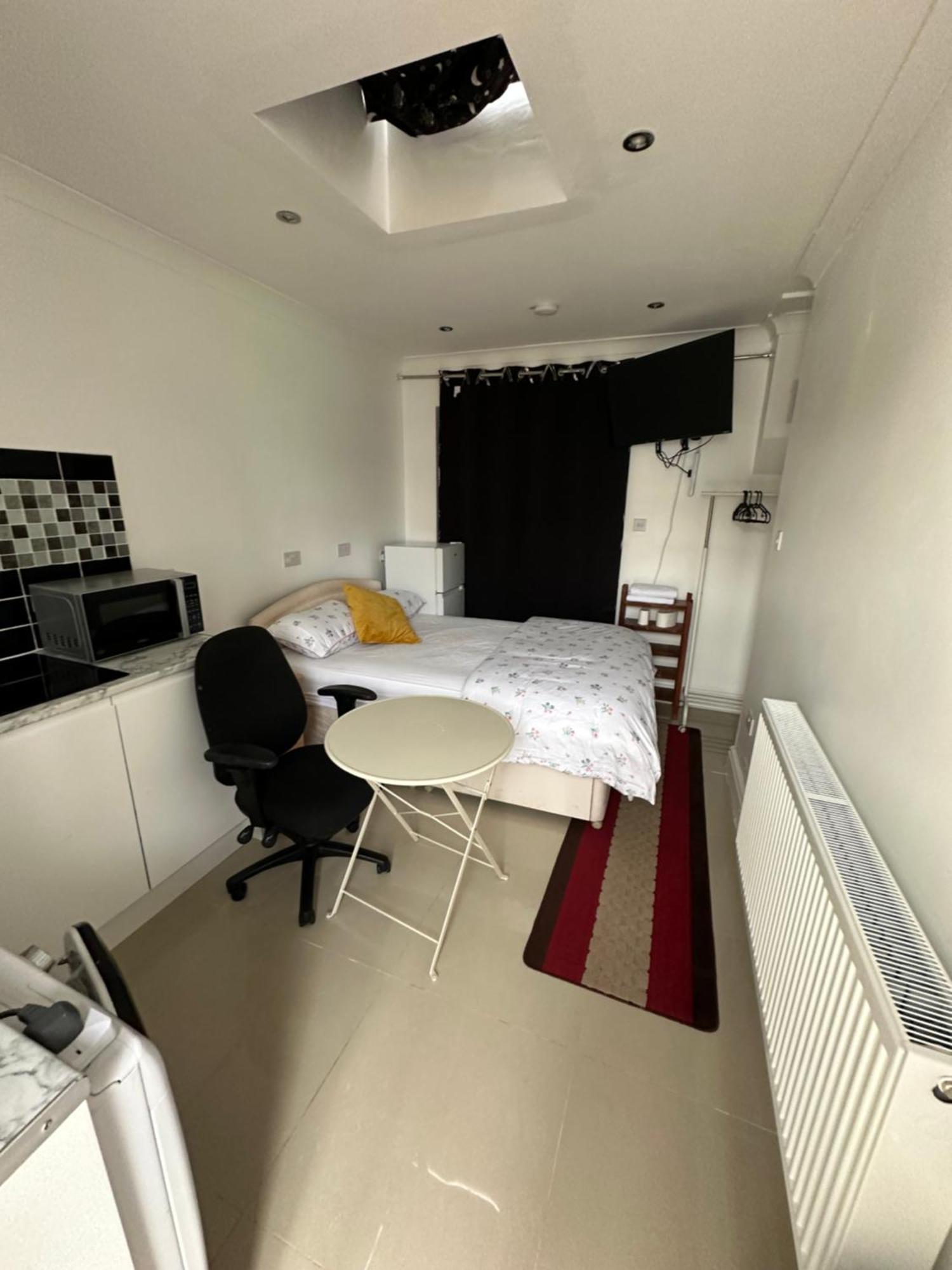 Luxury Ensuite Studio In Crayford Dartford Bexley London With Full Kitchen And Side Garden Alleyway Entrance Erith Zewnętrze zdjęcie