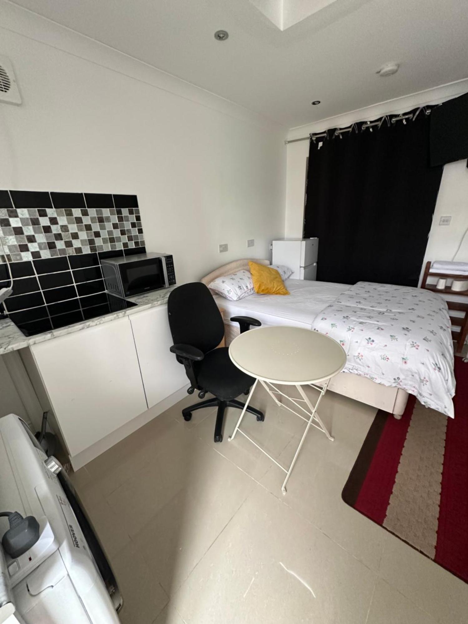 Luxury Ensuite Studio In Crayford Dartford Bexley London With Full Kitchen And Side Garden Alleyway Entrance Erith Zewnętrze zdjęcie