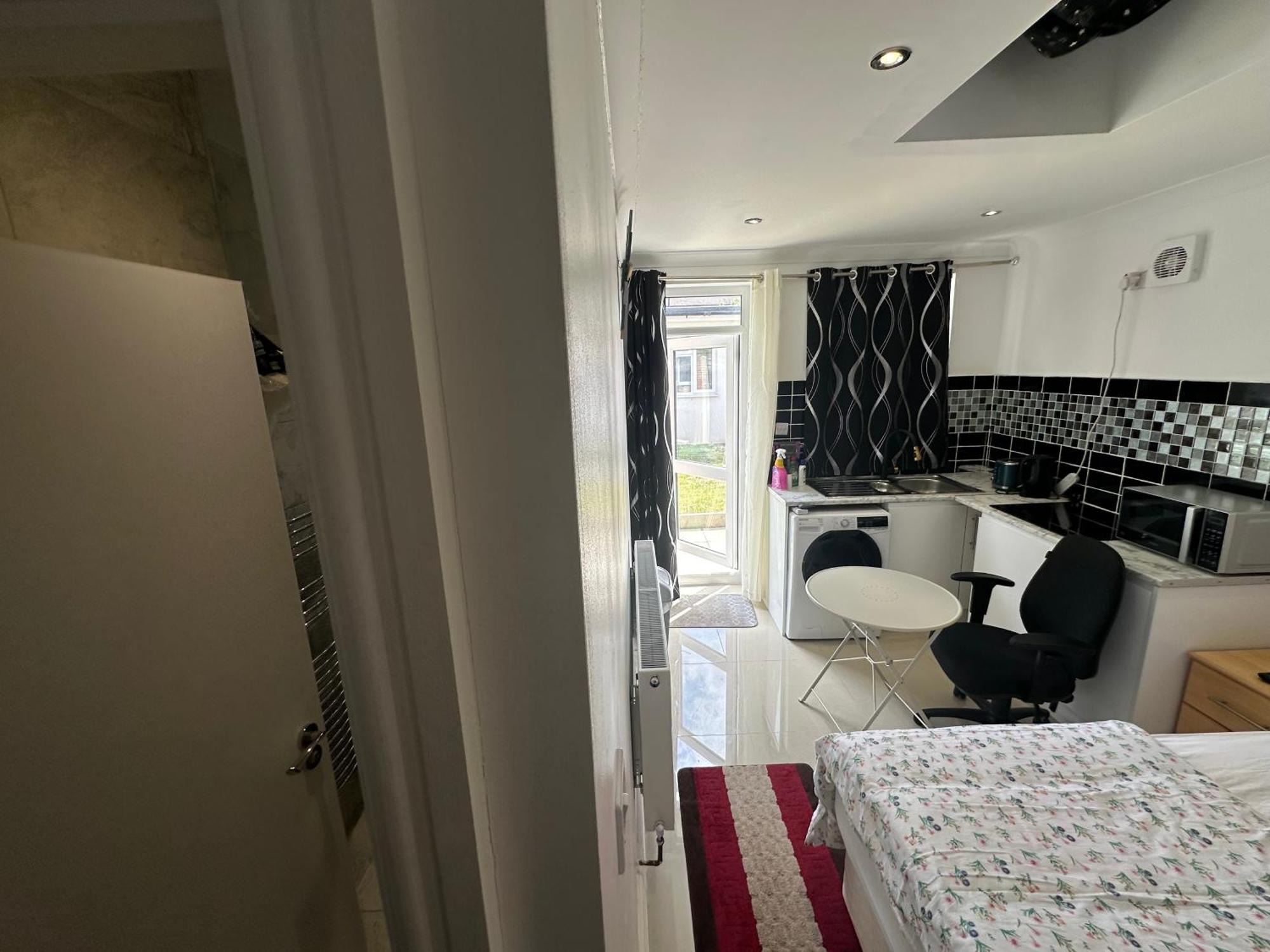 Luxury Ensuite Studio In Crayford Dartford Bexley London With Full Kitchen And Side Garden Alleyway Entrance Erith Zewnętrze zdjęcie
