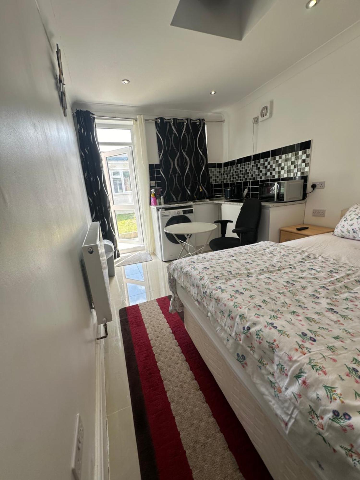 Luxury Ensuite Studio In Crayford Dartford Bexley London With Full Kitchen And Side Garden Alleyway Entrance Erith Zewnętrze zdjęcie