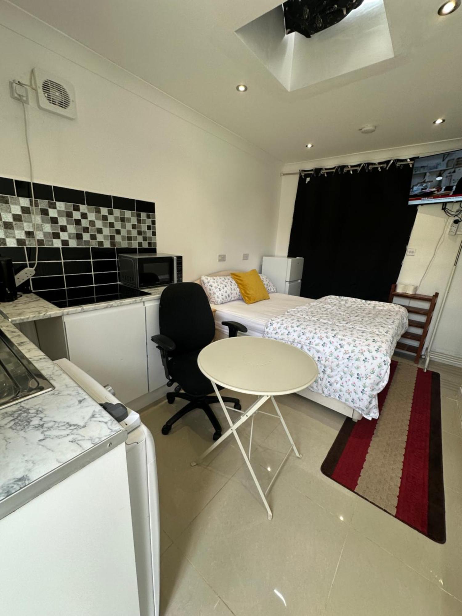 Luxury Ensuite Studio In Crayford Dartford Bexley London With Full Kitchen And Side Garden Alleyway Entrance Erith Zewnętrze zdjęcie