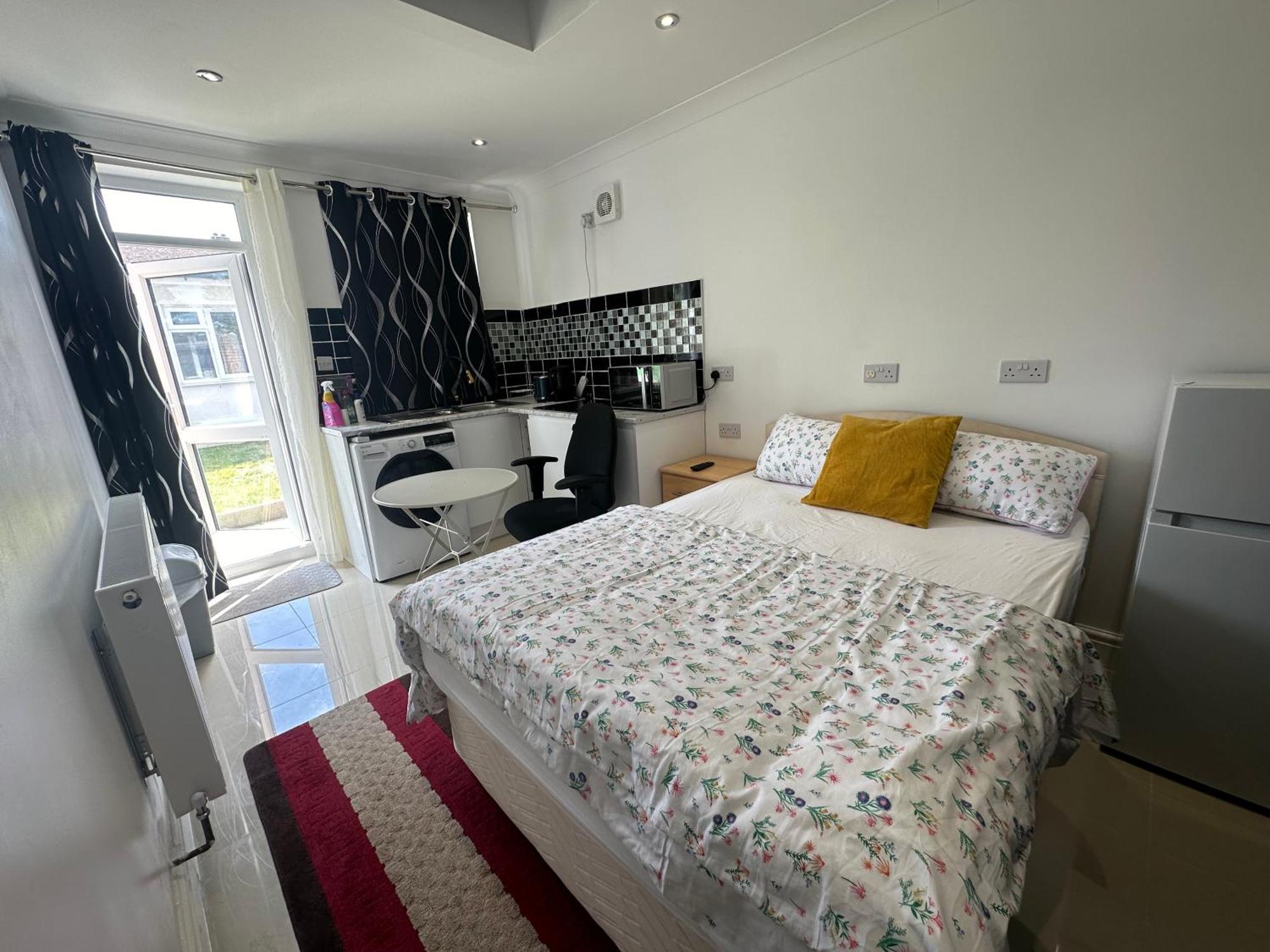 Luxury Ensuite Studio In Crayford Dartford Bexley London With Full Kitchen And Side Garden Alleyway Entrance Erith Zewnętrze zdjęcie