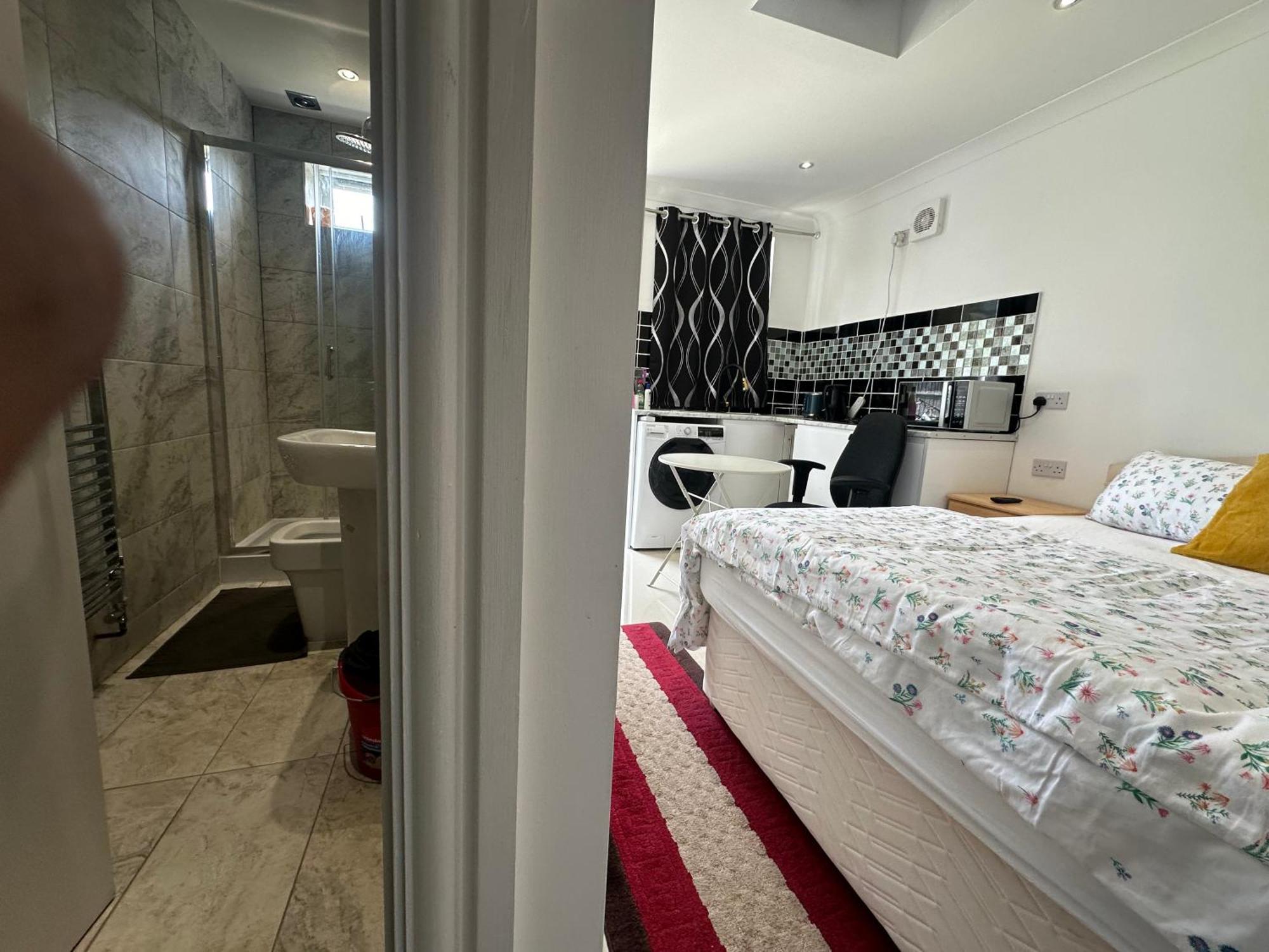 Luxury Ensuite Studio In Crayford Dartford Bexley London With Full Kitchen And Side Garden Alleyway Entrance Erith Zewnętrze zdjęcie