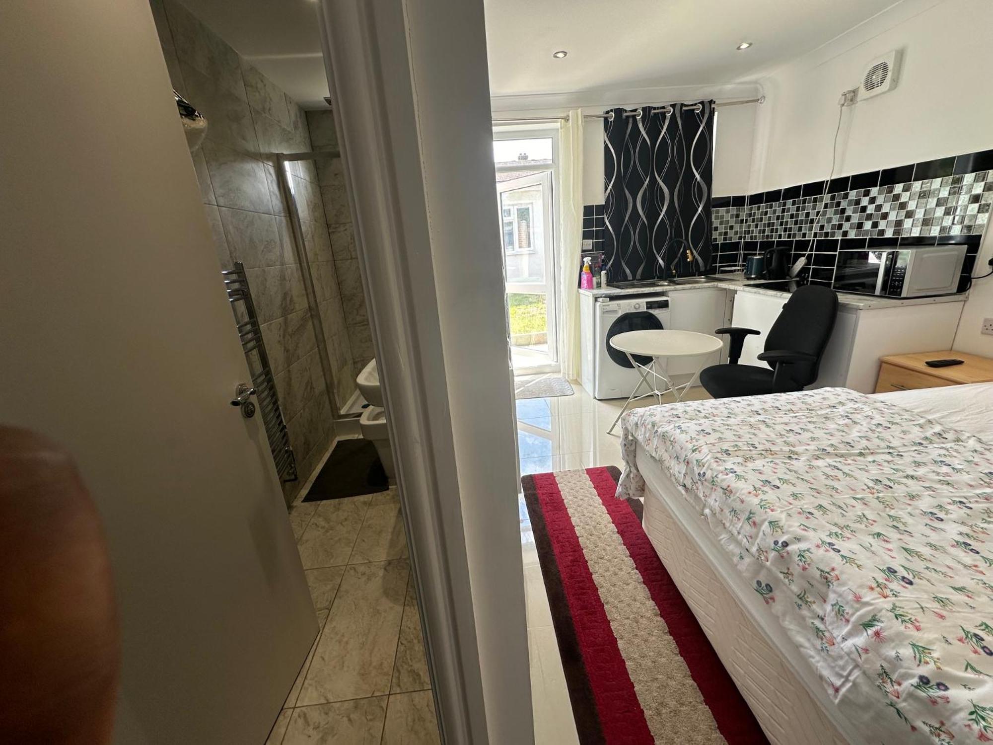 Luxury Ensuite Studio In Crayford Dartford Bexley London With Full Kitchen And Side Garden Alleyway Entrance Erith Zewnętrze zdjęcie
