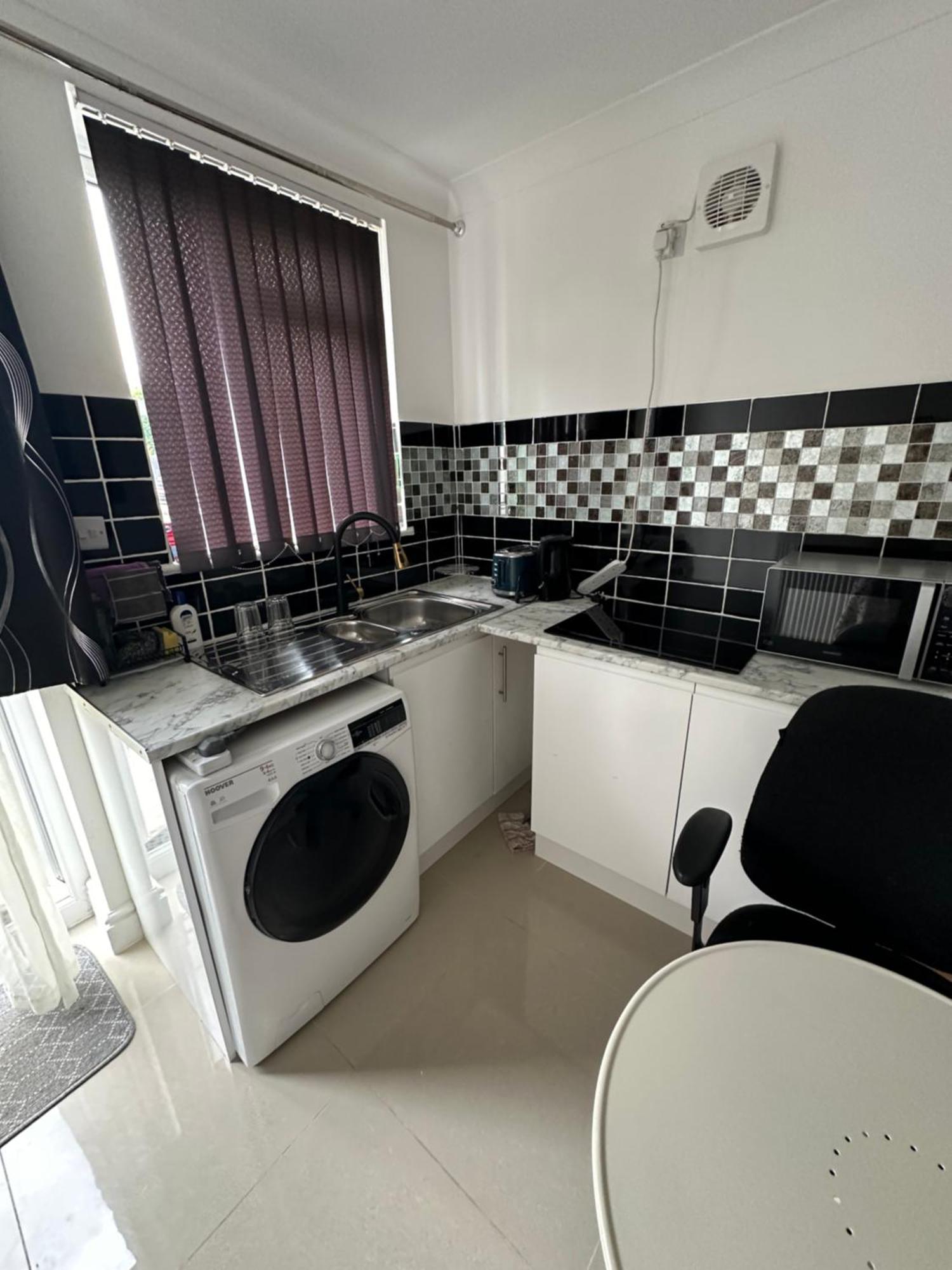 Luxury Ensuite Studio In Crayford Dartford Bexley London With Full Kitchen And Side Garden Alleyway Entrance Erith Zewnętrze zdjęcie