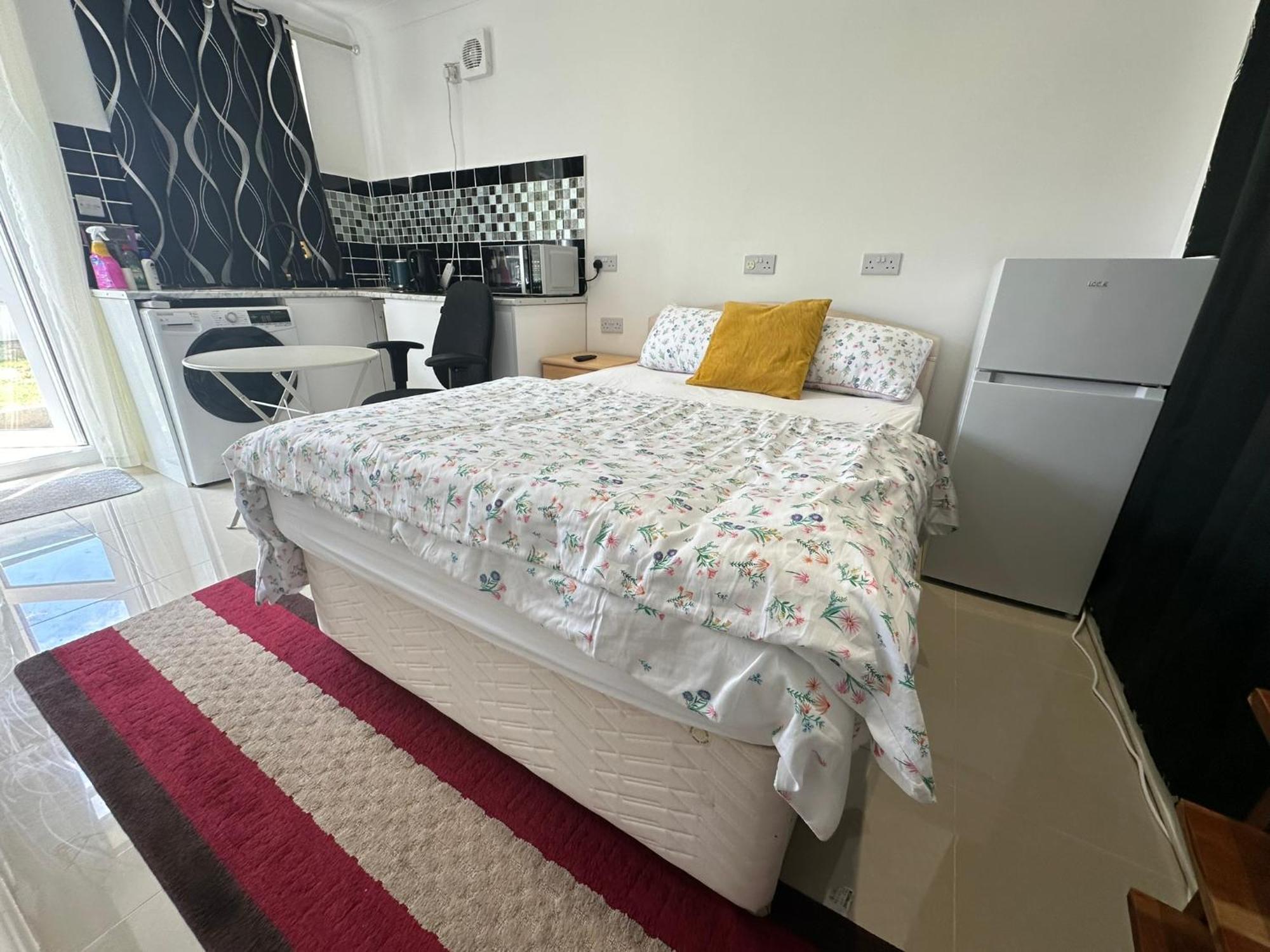 Luxury Ensuite Studio In Crayford Dartford Bexley London With Full Kitchen And Side Garden Alleyway Entrance Erith Zewnętrze zdjęcie