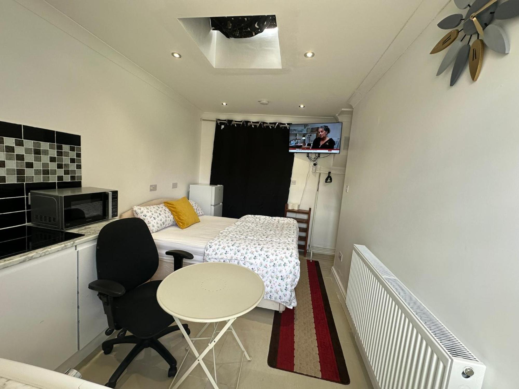Luxury Ensuite Studio In Crayford Dartford Bexley London With Full Kitchen And Side Garden Alleyway Entrance Erith Zewnętrze zdjęcie