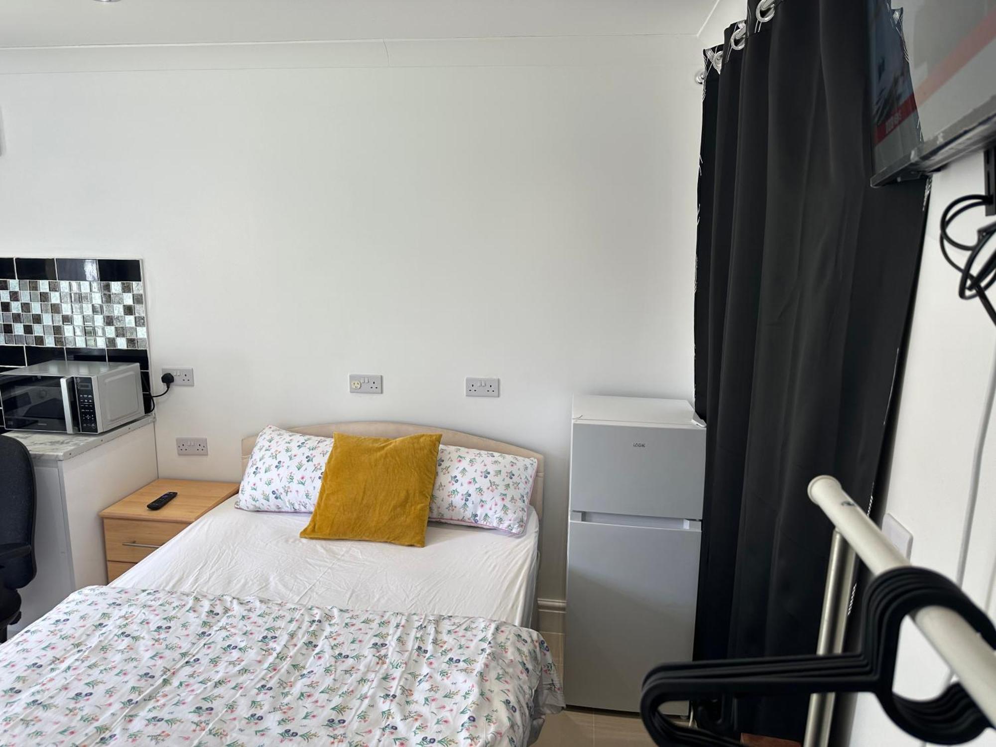 Luxury Ensuite Studio In Crayford Dartford Bexley London With Full Kitchen And Side Garden Alleyway Entrance Erith Zewnętrze zdjęcie