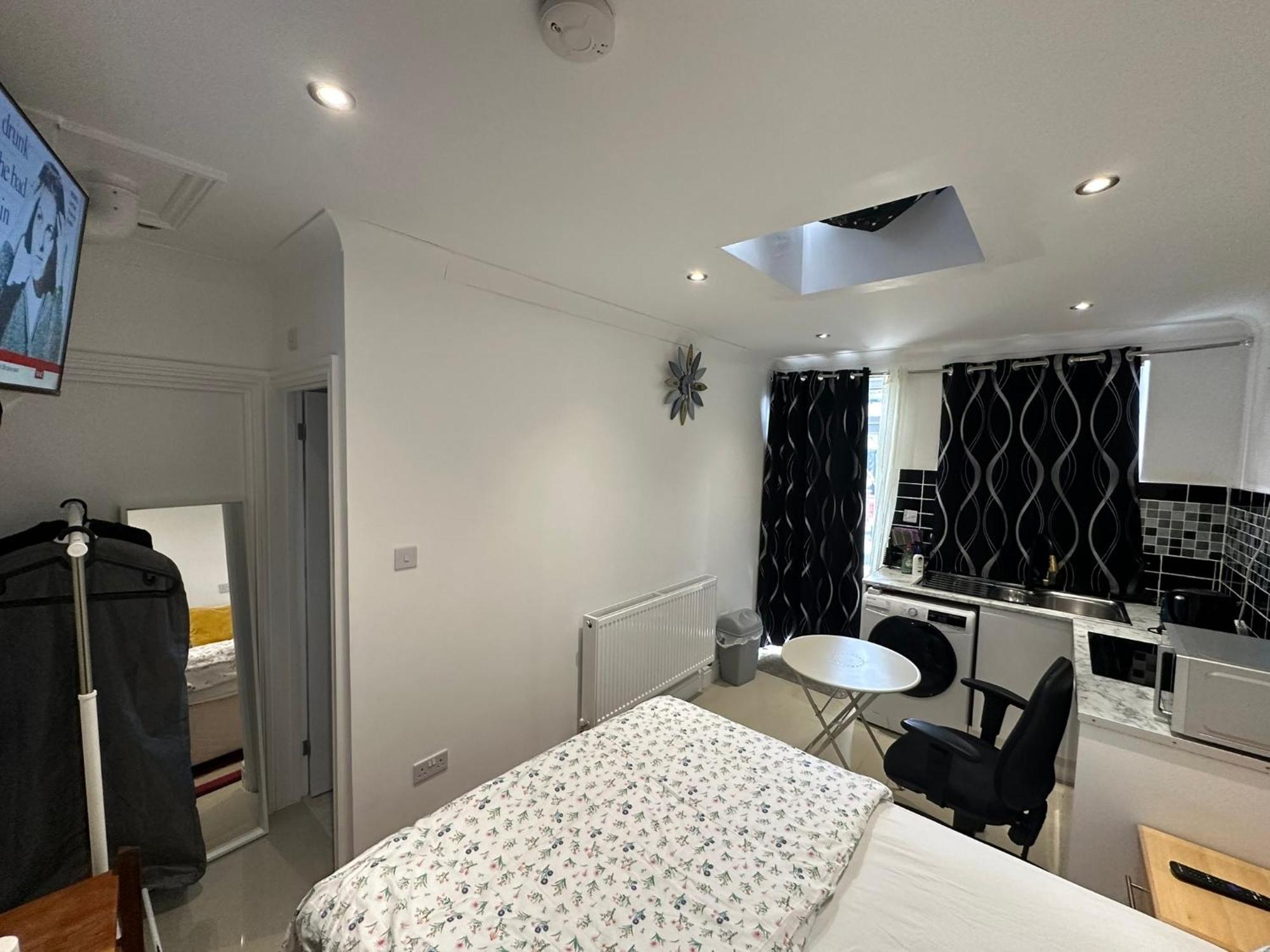 Luxury Ensuite Studio In Crayford Dartford Bexley London With Full Kitchen And Side Garden Alleyway Entrance Erith Zewnętrze zdjęcie