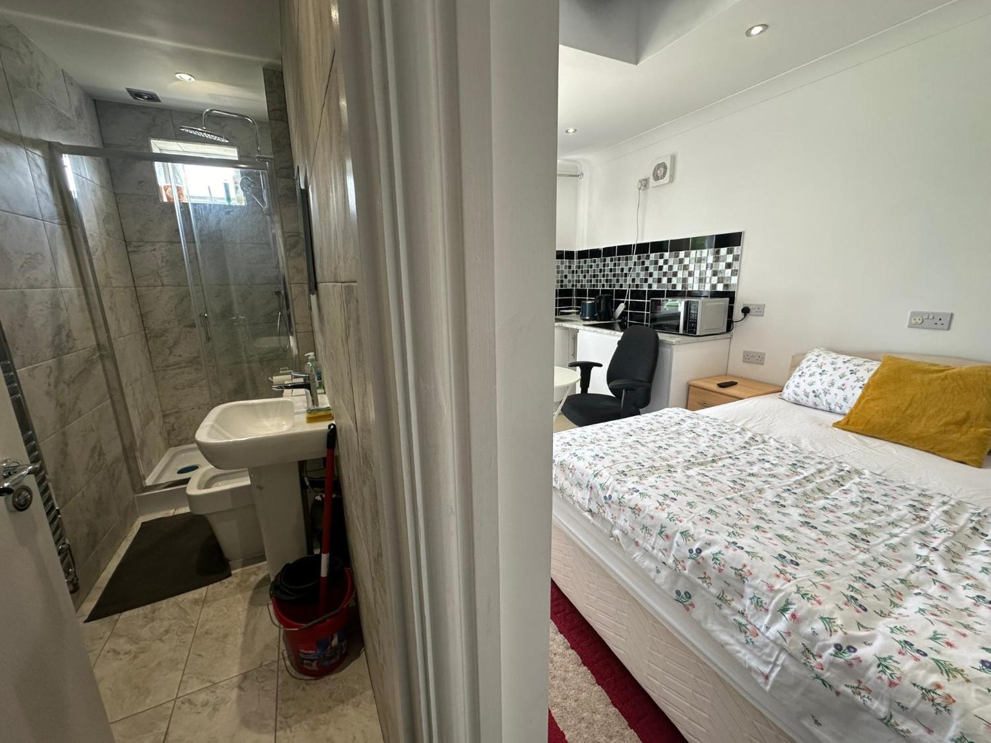Luxury Ensuite Studio In Crayford Dartford Bexley London With Full Kitchen And Side Garden Alleyway Entrance Erith Zewnętrze zdjęcie