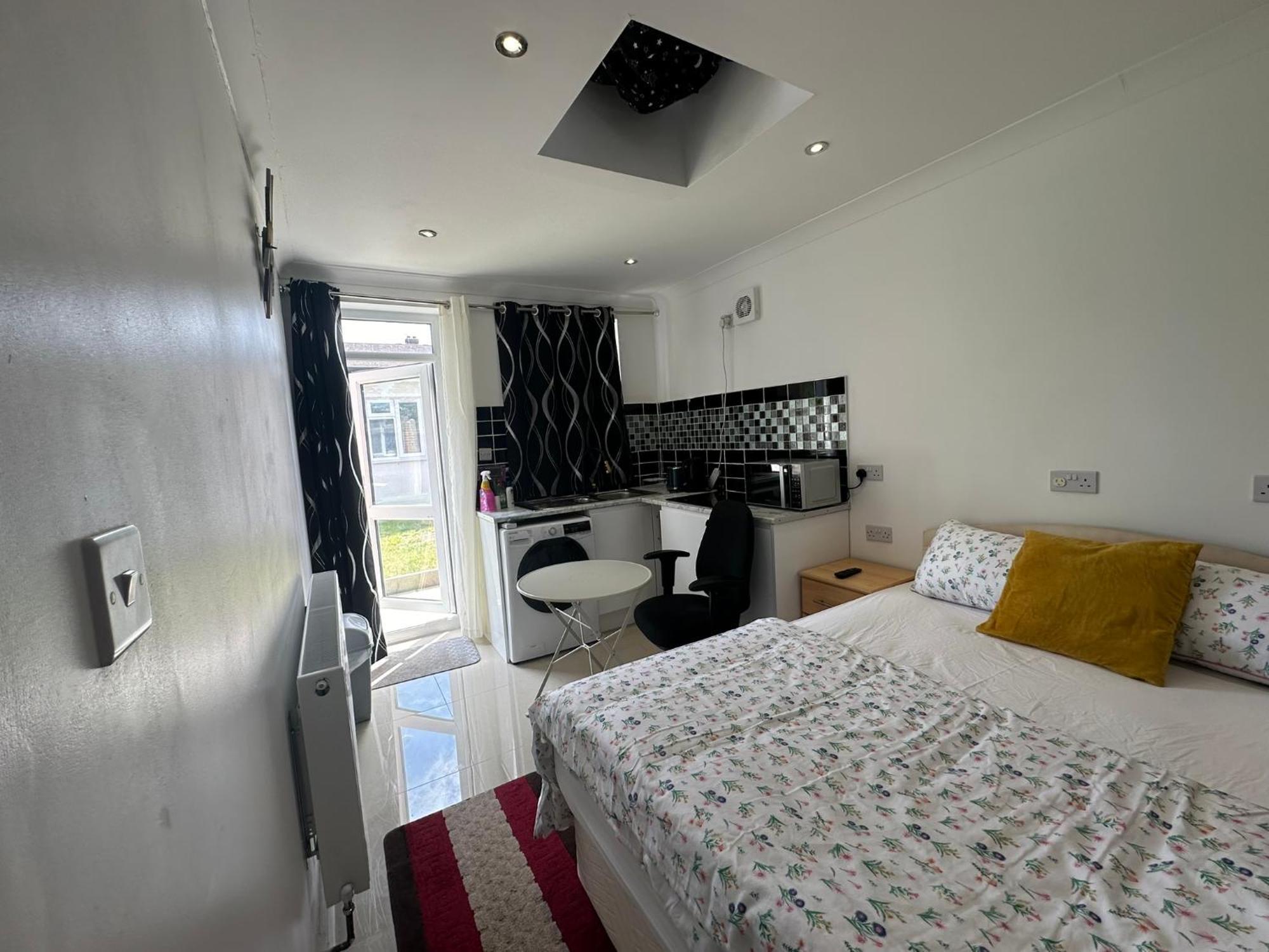 Luxury Ensuite Studio In Crayford Dartford Bexley London With Full Kitchen And Side Garden Alleyway Entrance Erith Zewnętrze zdjęcie