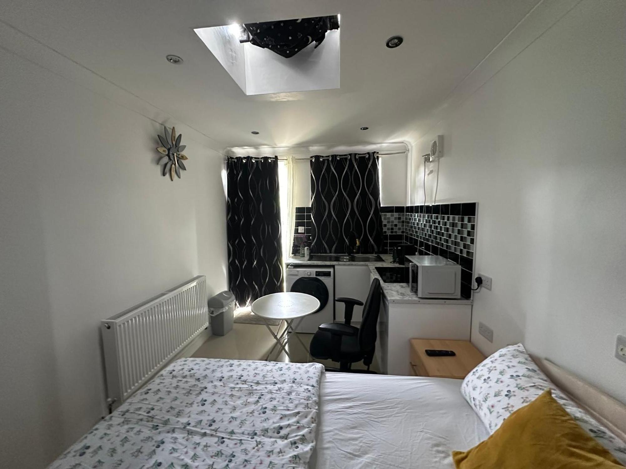 Luxury Ensuite Studio In Crayford Dartford Bexley London With Full Kitchen And Side Garden Alleyway Entrance Erith Zewnętrze zdjęcie