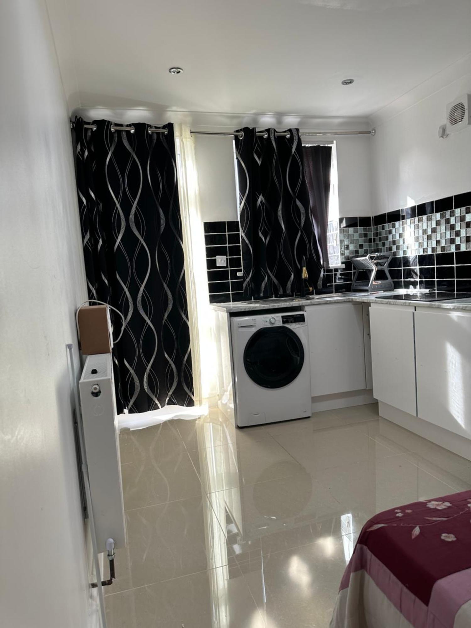 Luxury Ensuite Studio In Crayford Dartford Bexley London With Full Kitchen And Side Garden Alleyway Entrance Erith Zewnętrze zdjęcie
