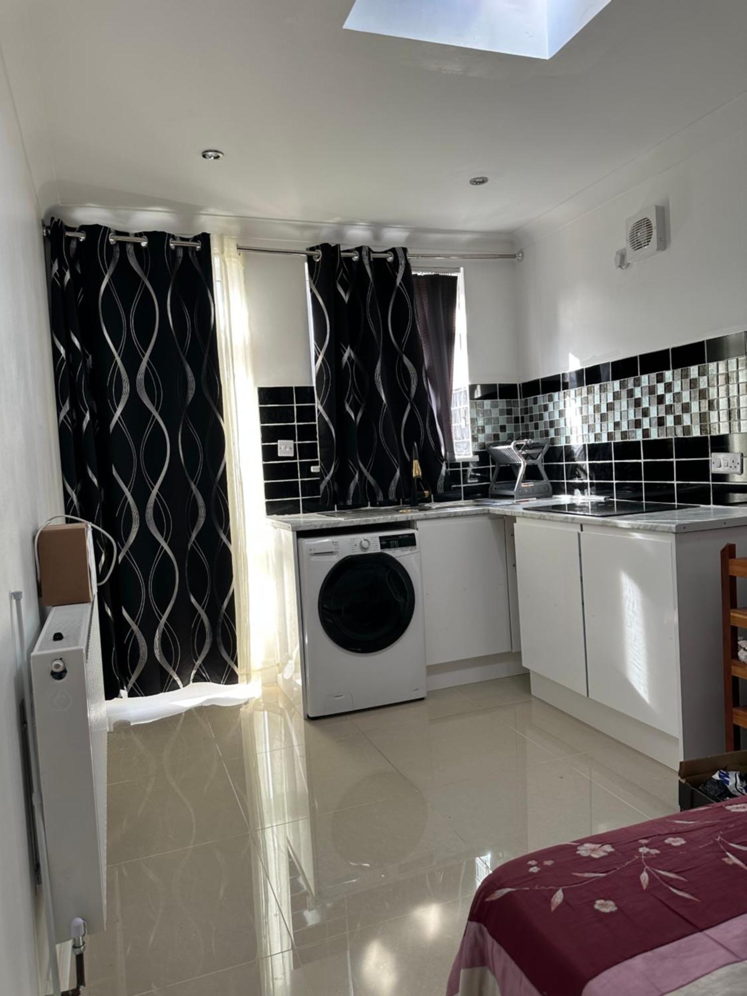 Luxury Ensuite Studio In Crayford Dartford Bexley London With Full Kitchen And Side Garden Alleyway Entrance Erith Zewnętrze zdjęcie
