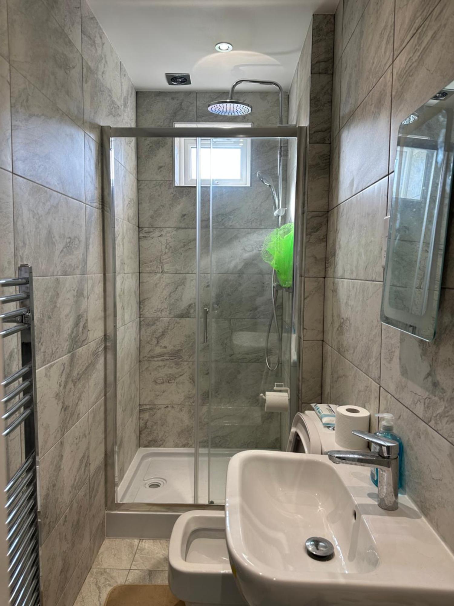 Luxury Ensuite Studio In Crayford Dartford Bexley London With Full Kitchen And Side Garden Alleyway Entrance Erith Zewnętrze zdjęcie
