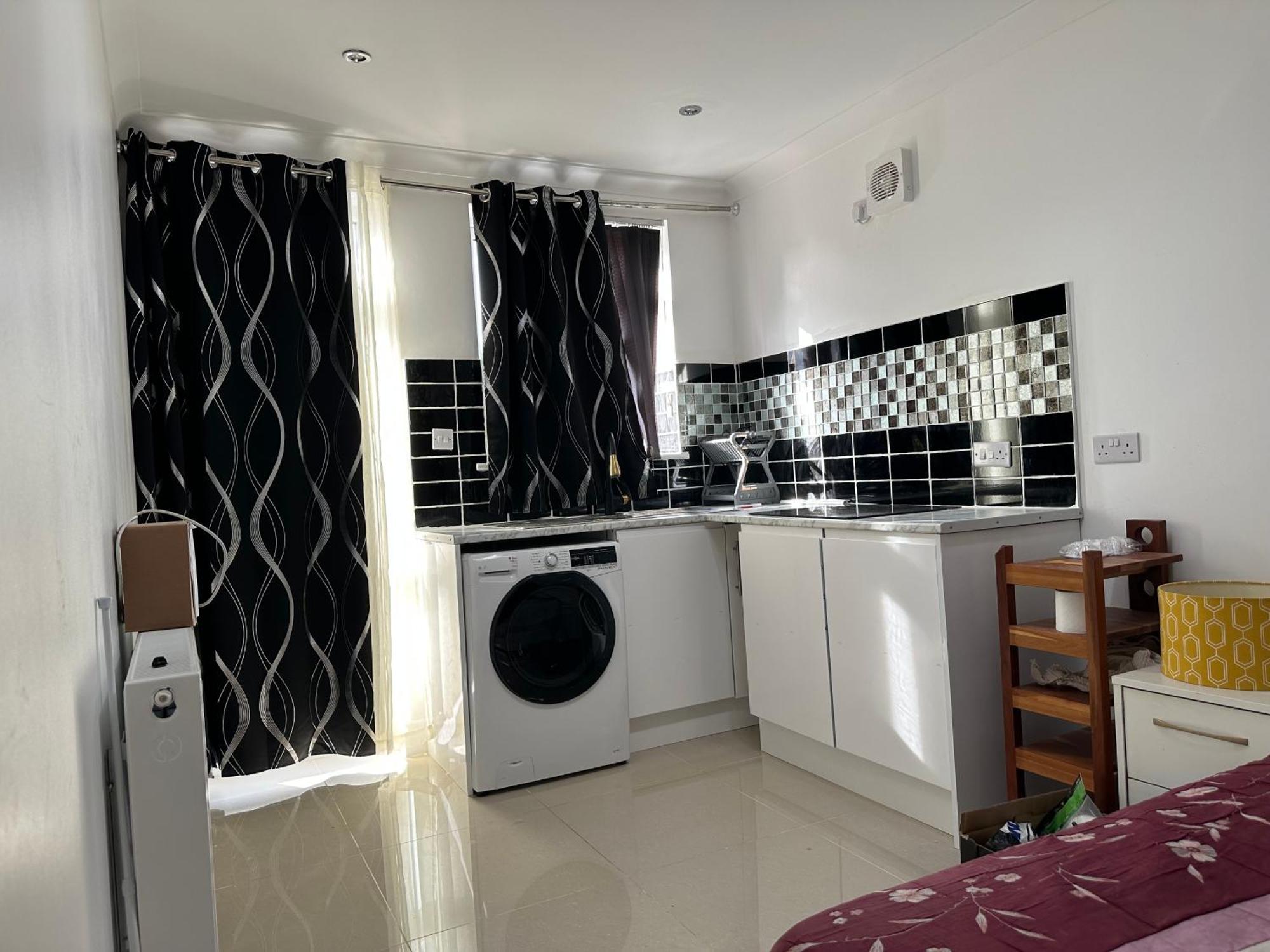 Luxury Ensuite Studio In Crayford Dartford Bexley London With Full Kitchen And Side Garden Alleyway Entrance Erith Zewnętrze zdjęcie