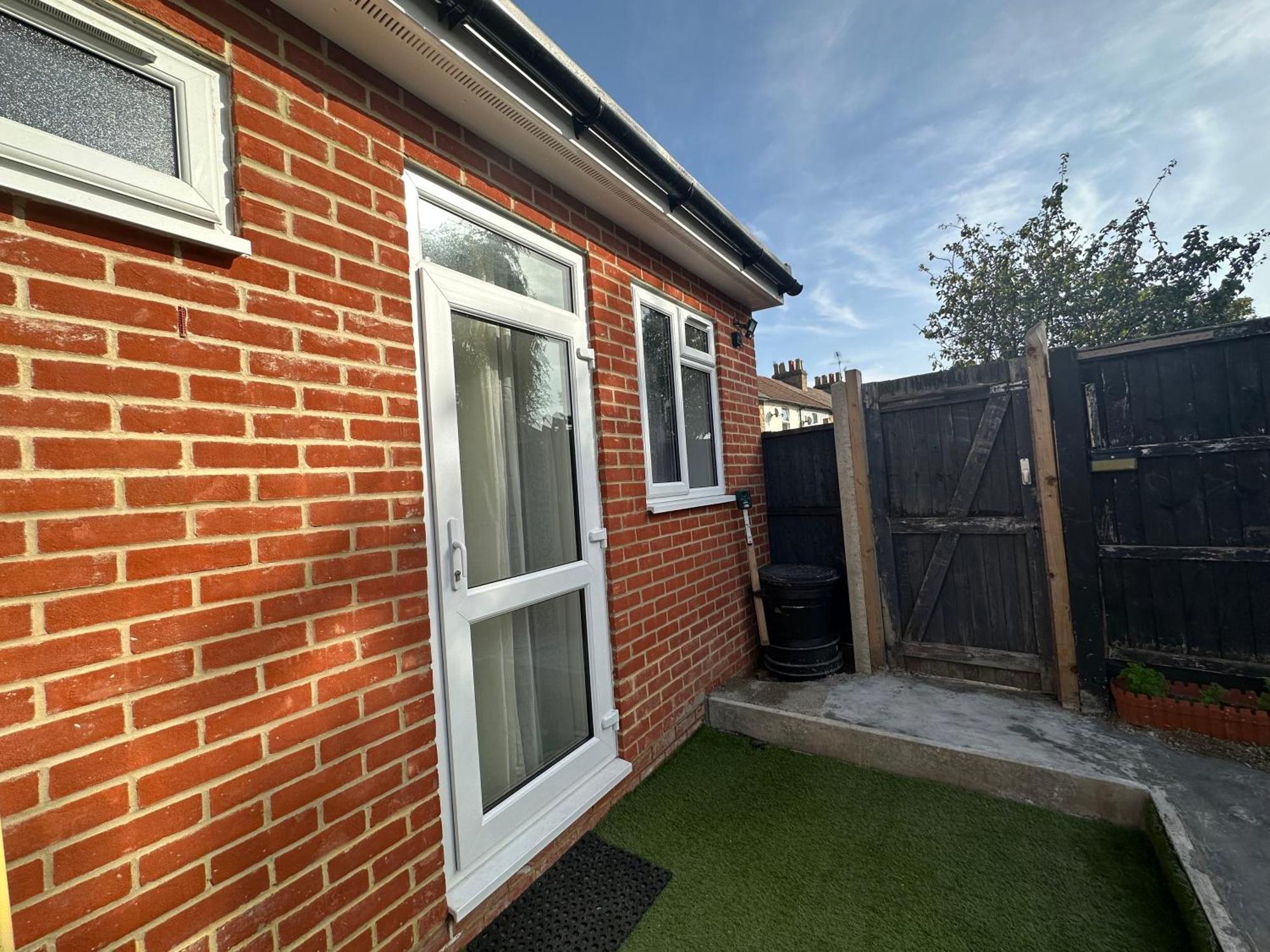 Luxury Ensuite Studio In Crayford Dartford Bexley London With Full Kitchen And Side Garden Alleyway Entrance Erith Zewnętrze zdjęcie