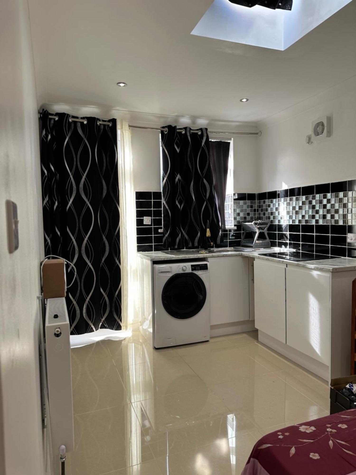 Luxury Ensuite Studio In Crayford Dartford Bexley London With Full Kitchen And Side Garden Alleyway Entrance Erith Zewnętrze zdjęcie