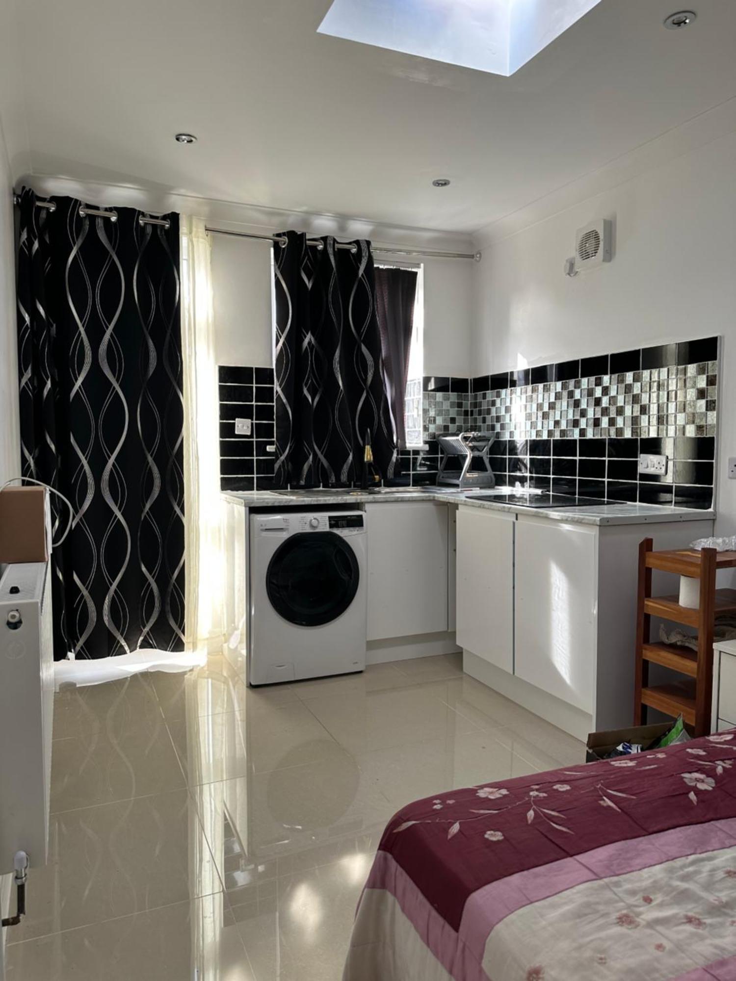 Luxury Ensuite Studio In Crayford Dartford Bexley London With Full Kitchen And Side Garden Alleyway Entrance Erith Zewnętrze zdjęcie