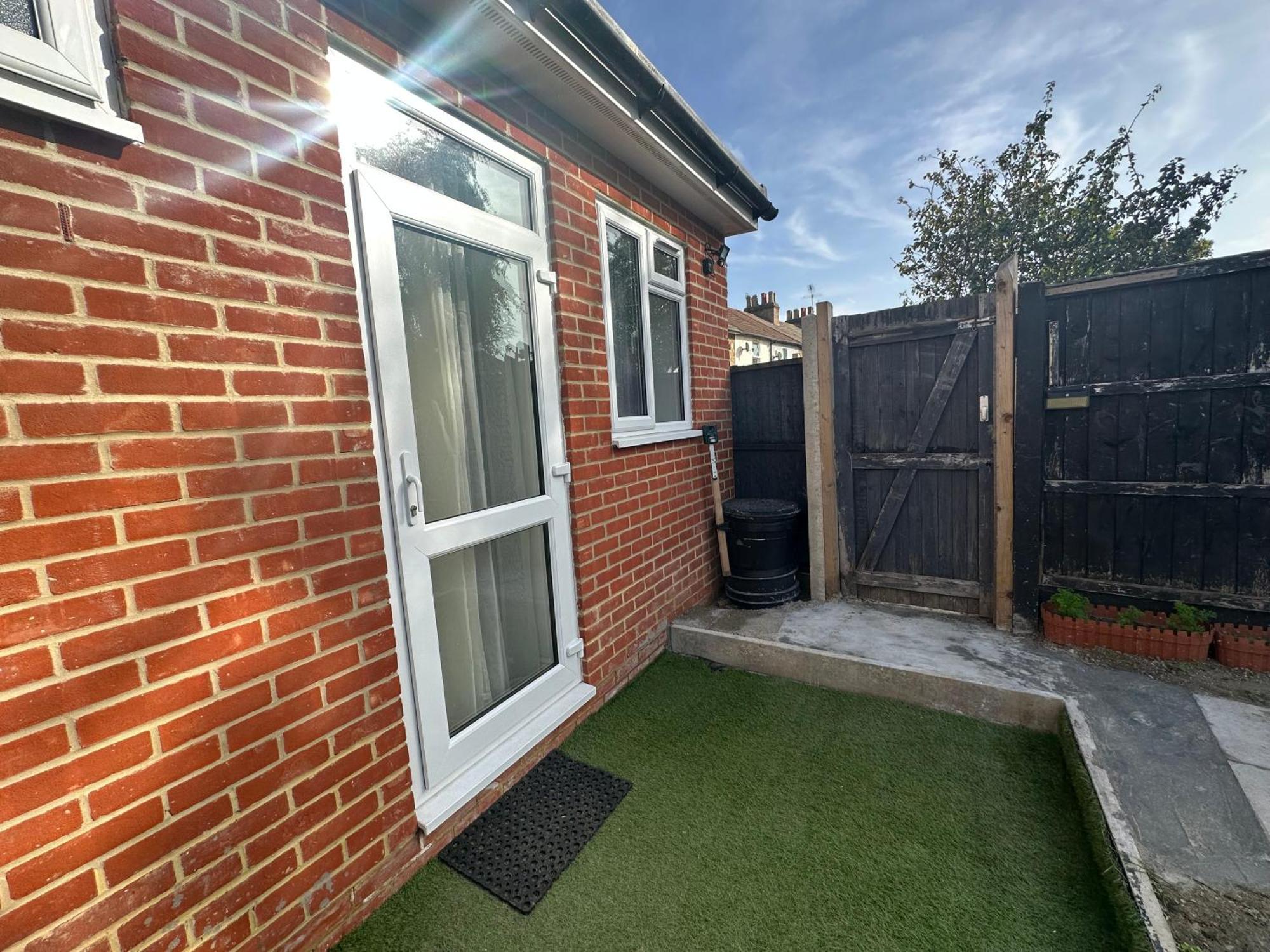 Luxury Ensuite Studio In Crayford Dartford Bexley London With Full Kitchen And Side Garden Alleyway Entrance Erith Zewnętrze zdjęcie